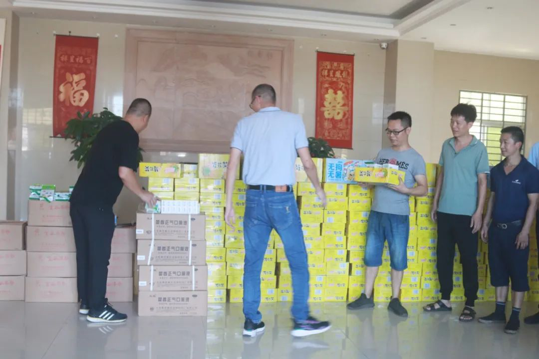 致敬烈日下的堅守，高溫慰問送清涼